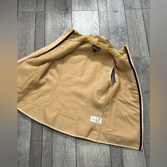 Patagonia Women's Classic Retro-X® Vest - Picture 6 of 6